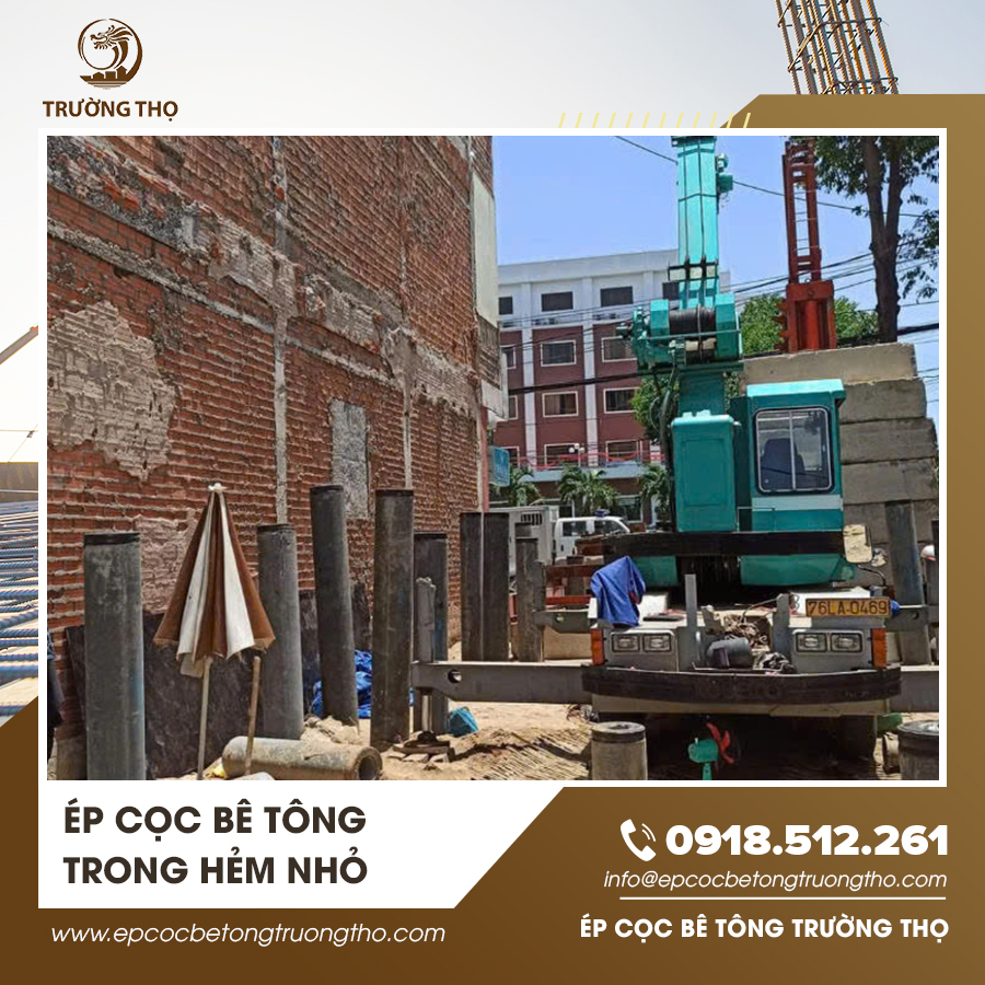 Hình ảnh máy móc thi công ép cọc bê tông trong hẻm nhỏ